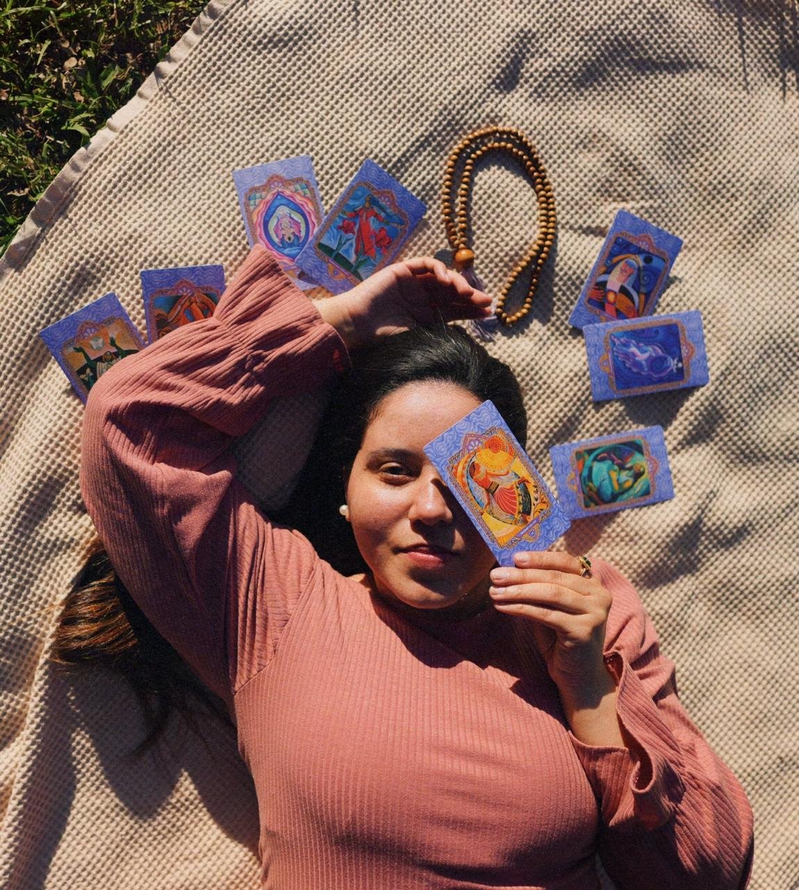 Camila em um momento de conexão com cartas e natureza